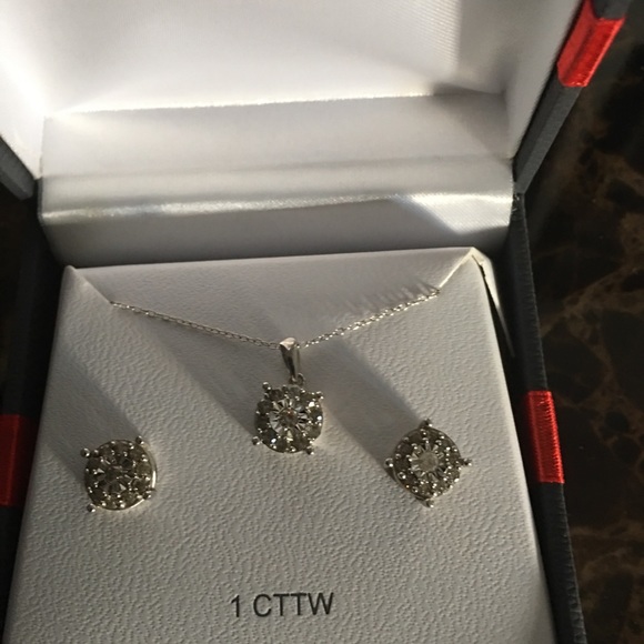 Necklace and earrings set - Picture 2 of 3